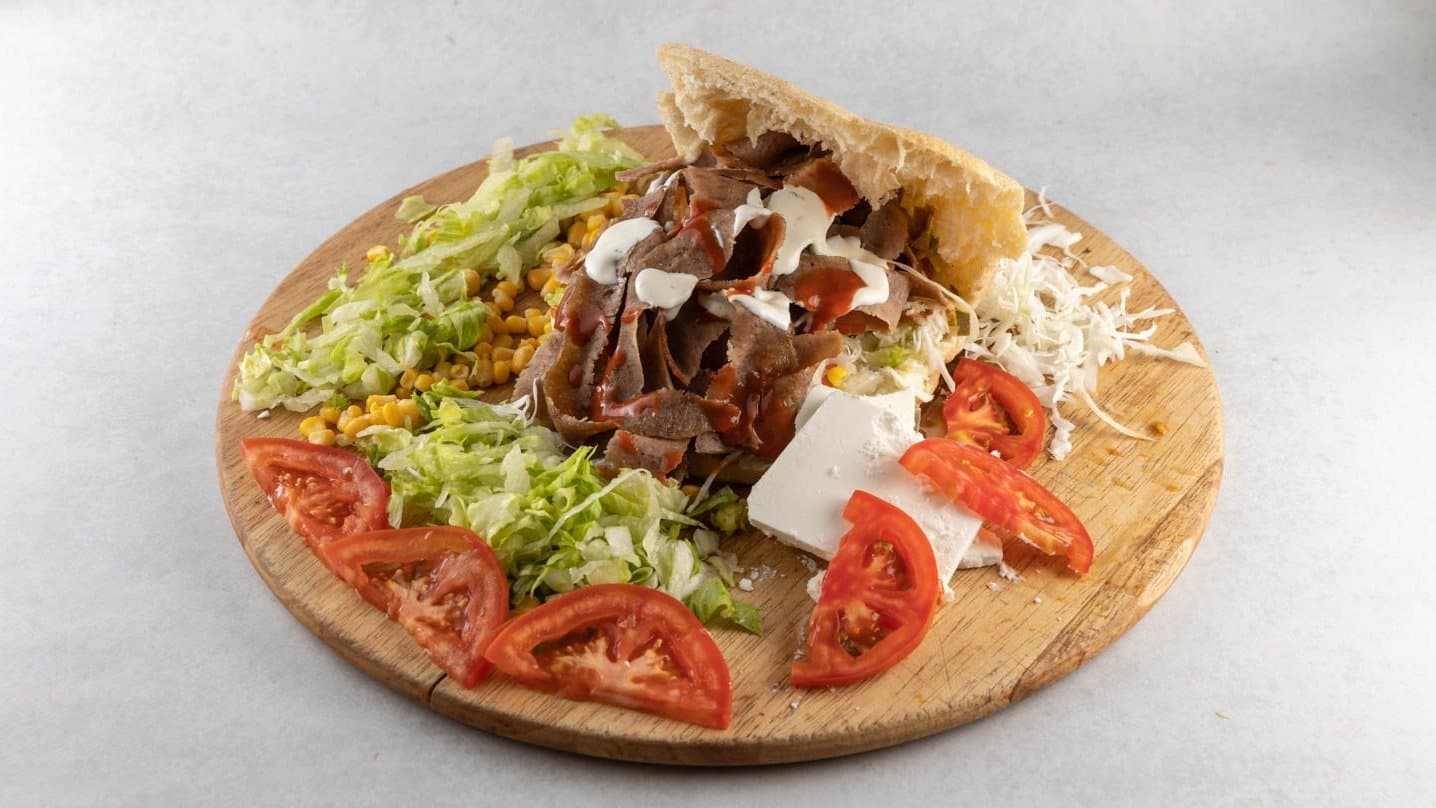 Kebab u lepinji s umakom, salatom i sirom, pripremljen u Kebab Tkalča na Tkalčićevoj 27 u Zagrebu