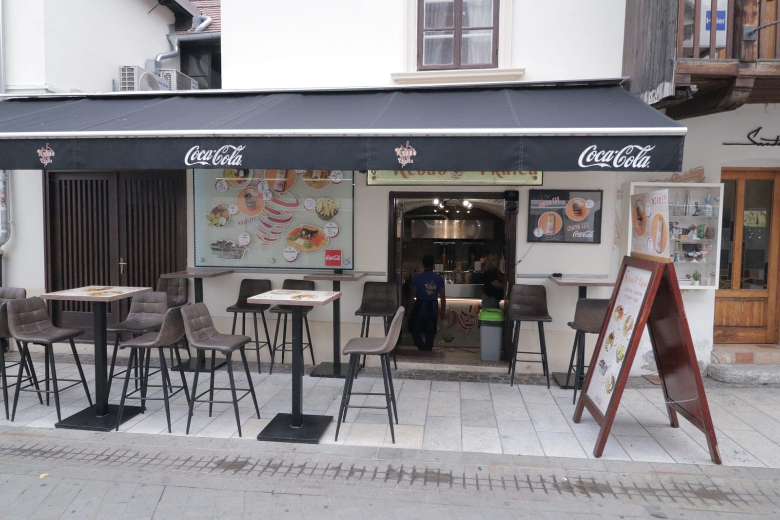 Stolovi i barske stolice ispred Kebab Tkalča u Tkalčićevoj ulici